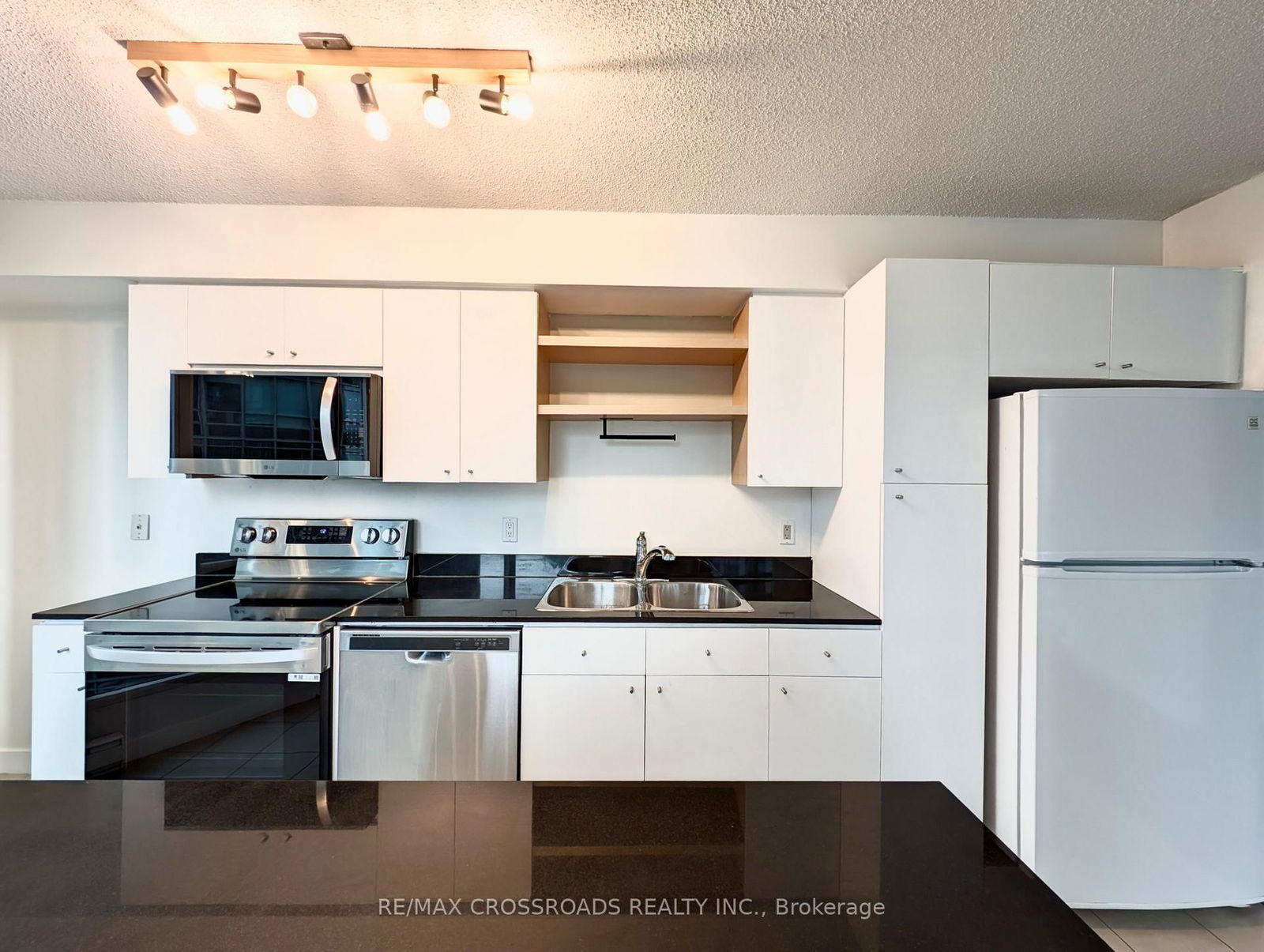 373 Front St W, unit 1809 for rent