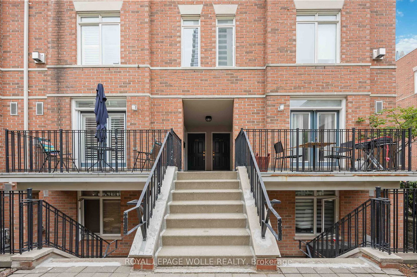 415 Jarvis St, unit 205 for sale