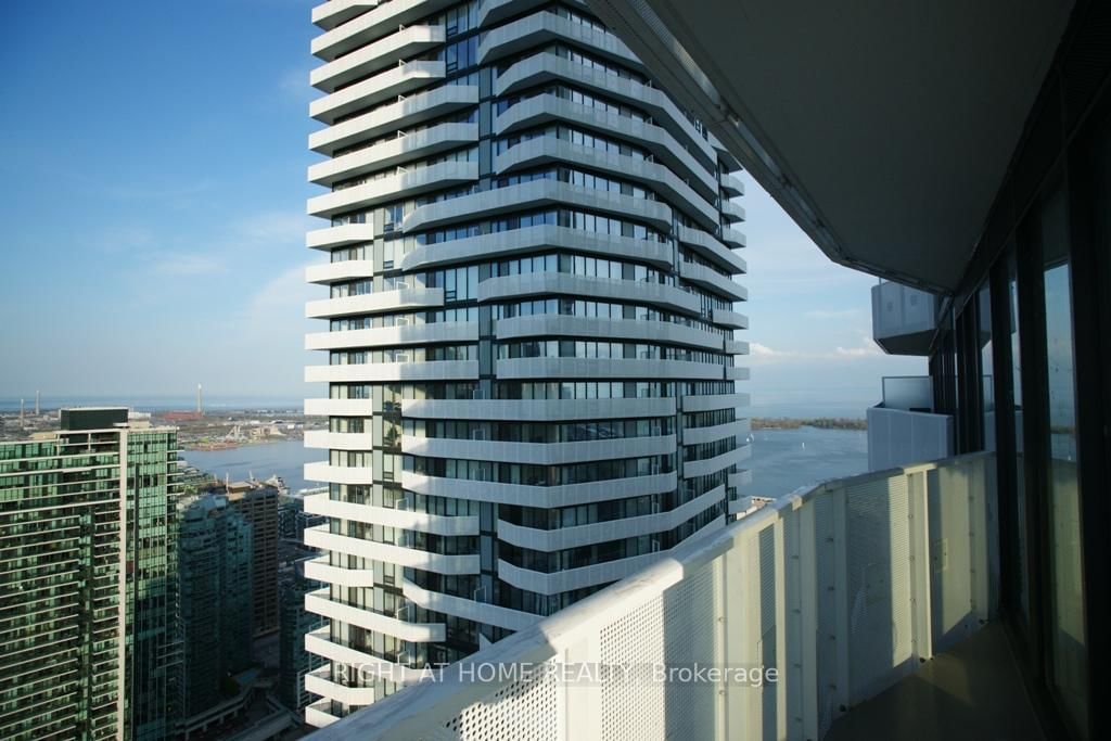 100 Harbour St, unit 5704 for rent