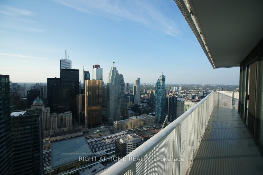 100 Harbour St, unit 5704 for rent