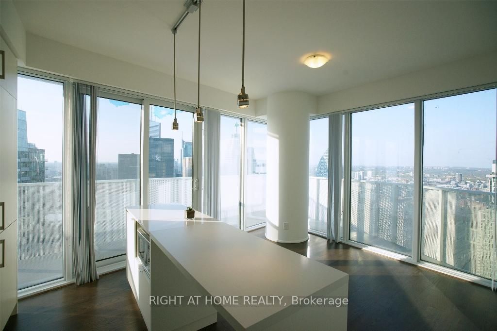 100 Harbour St, unit 5704 for rent