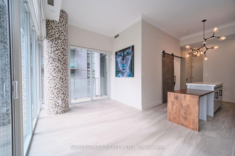 126 Simcoe St, unit 703 for rent