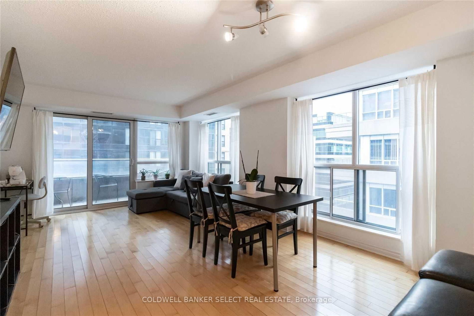 250 Wellington St W, unit 940 for rent