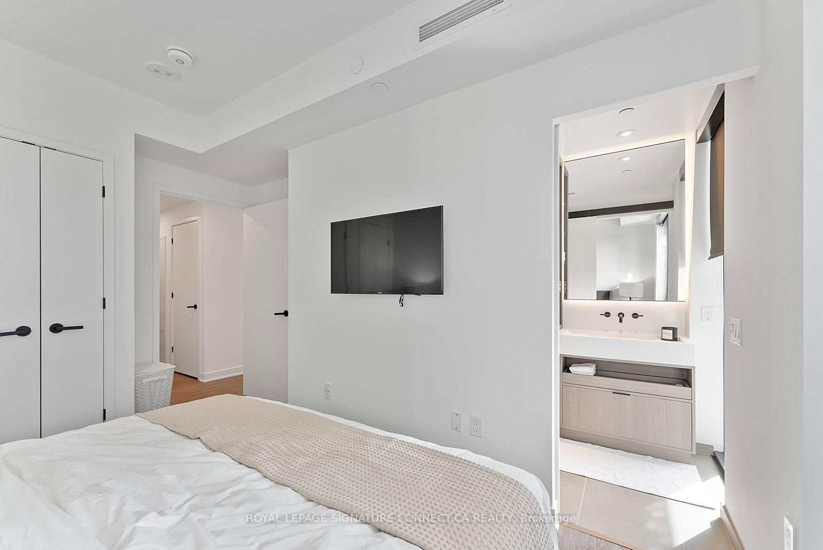 55 Charles St E, unit 3306 for rent