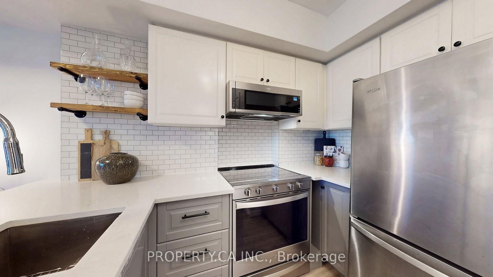 140 Bathurst St, unit Ph02 for sale