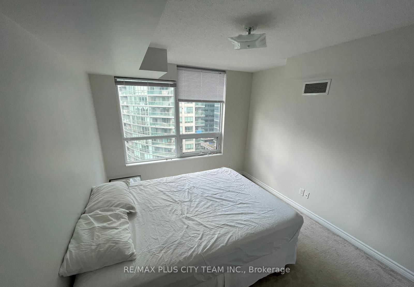 19 Grand Trunk Cres, unit 1703 for rent