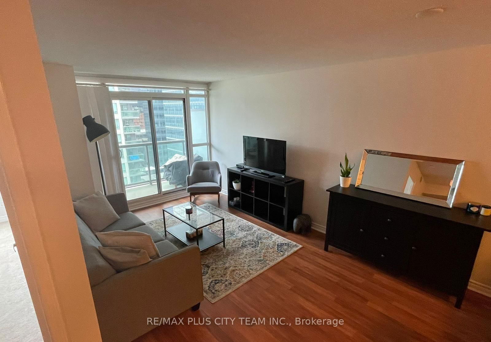 19 Grand Trunk Cres, unit 1703 for rent