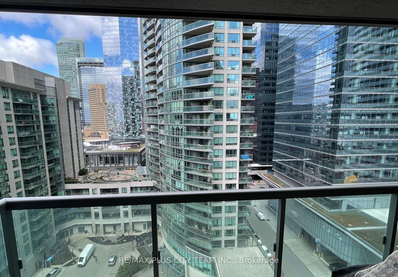 19 Grand Trunk Cres, unit 1703 for rent