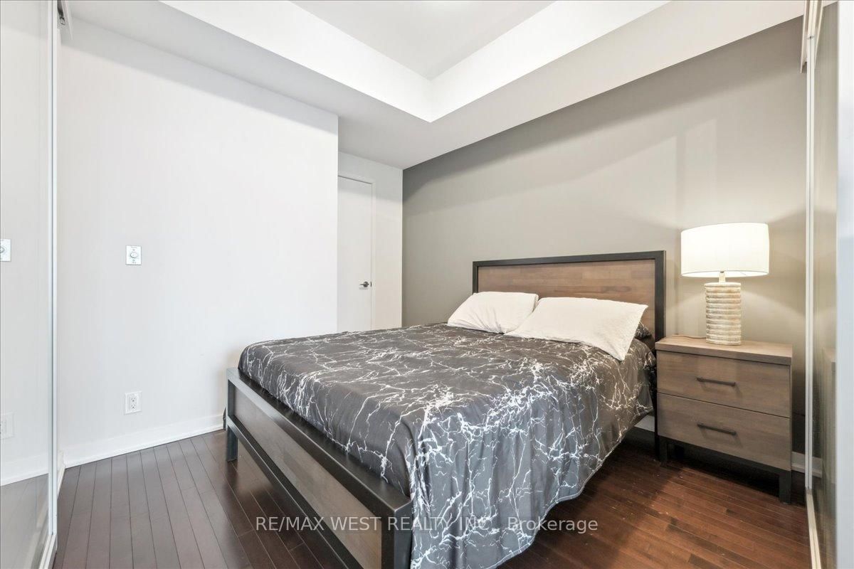 14 York St, unit 2407 for sale