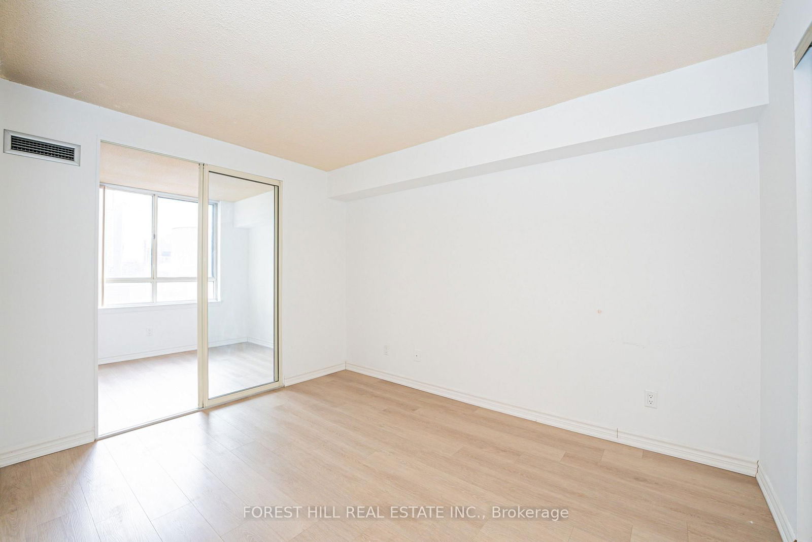 633 Bay St, unit 2212 for rent