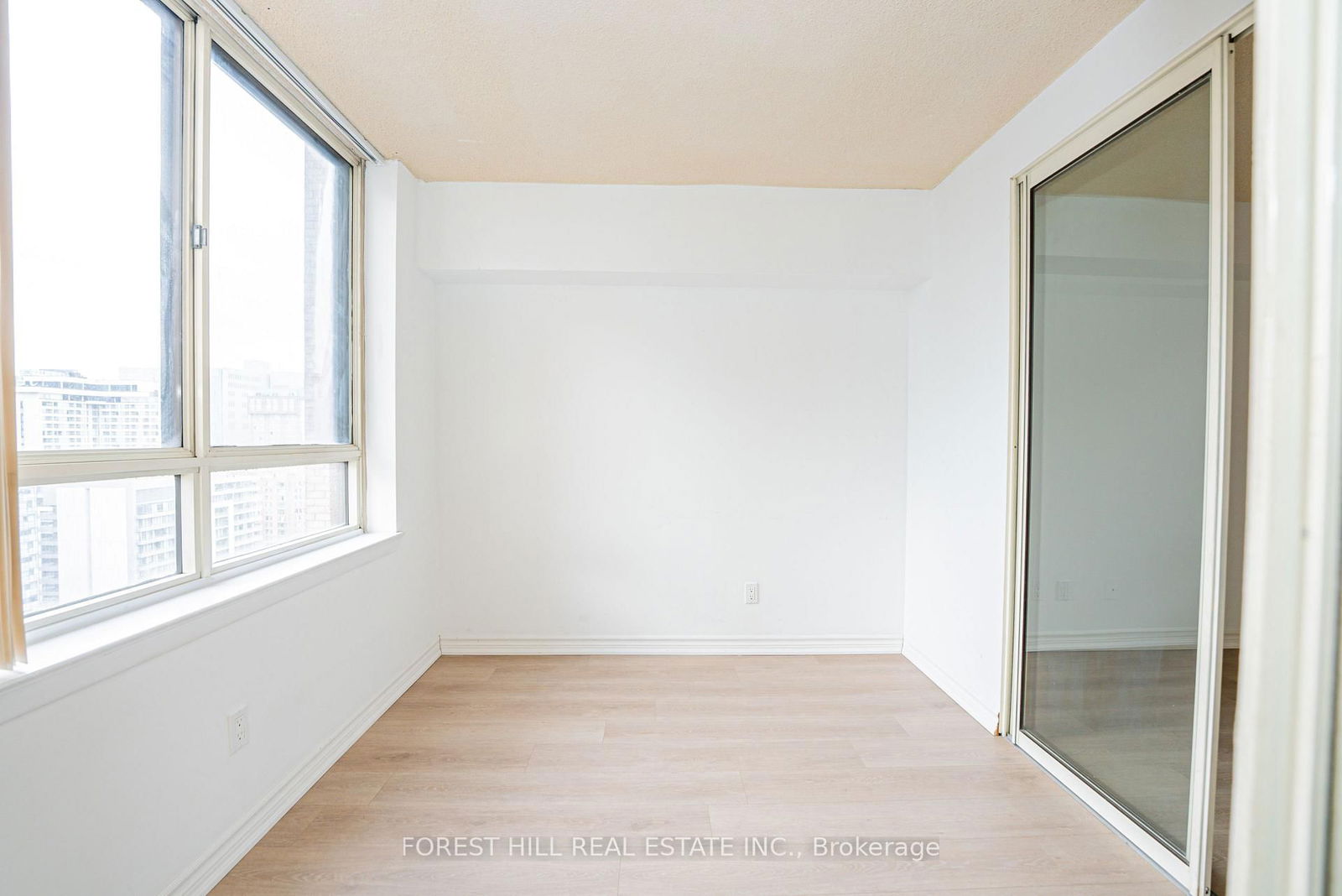 633 Bay St, unit 2212 for rent