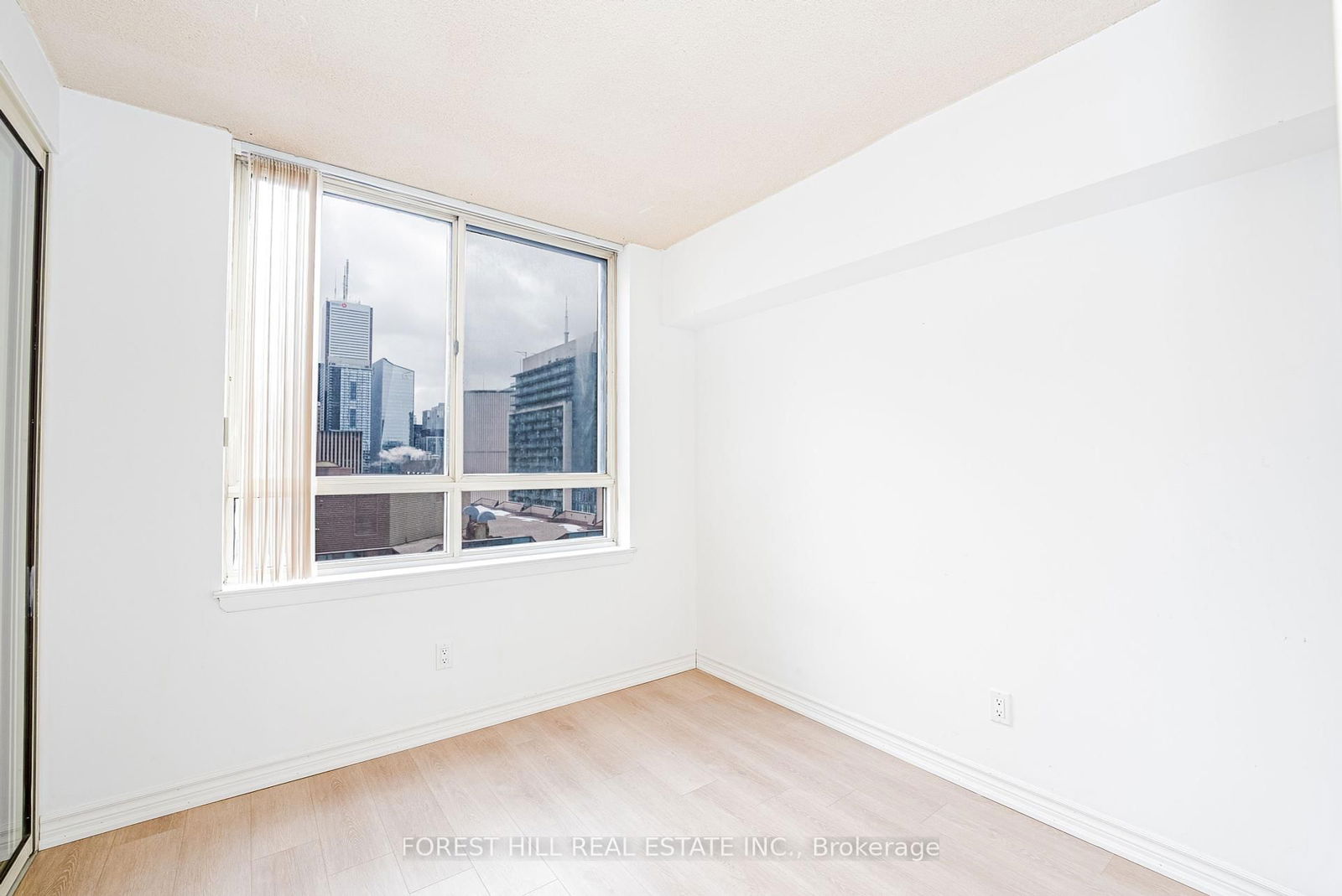 633 Bay St, unit 2212 for rent