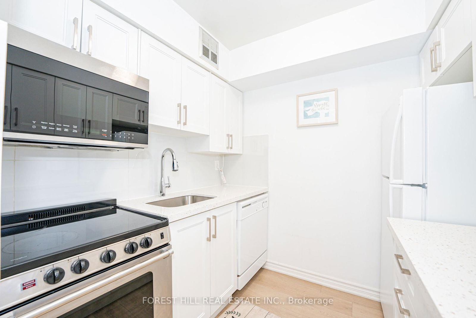 633 Bay St, unit 2212 for rent