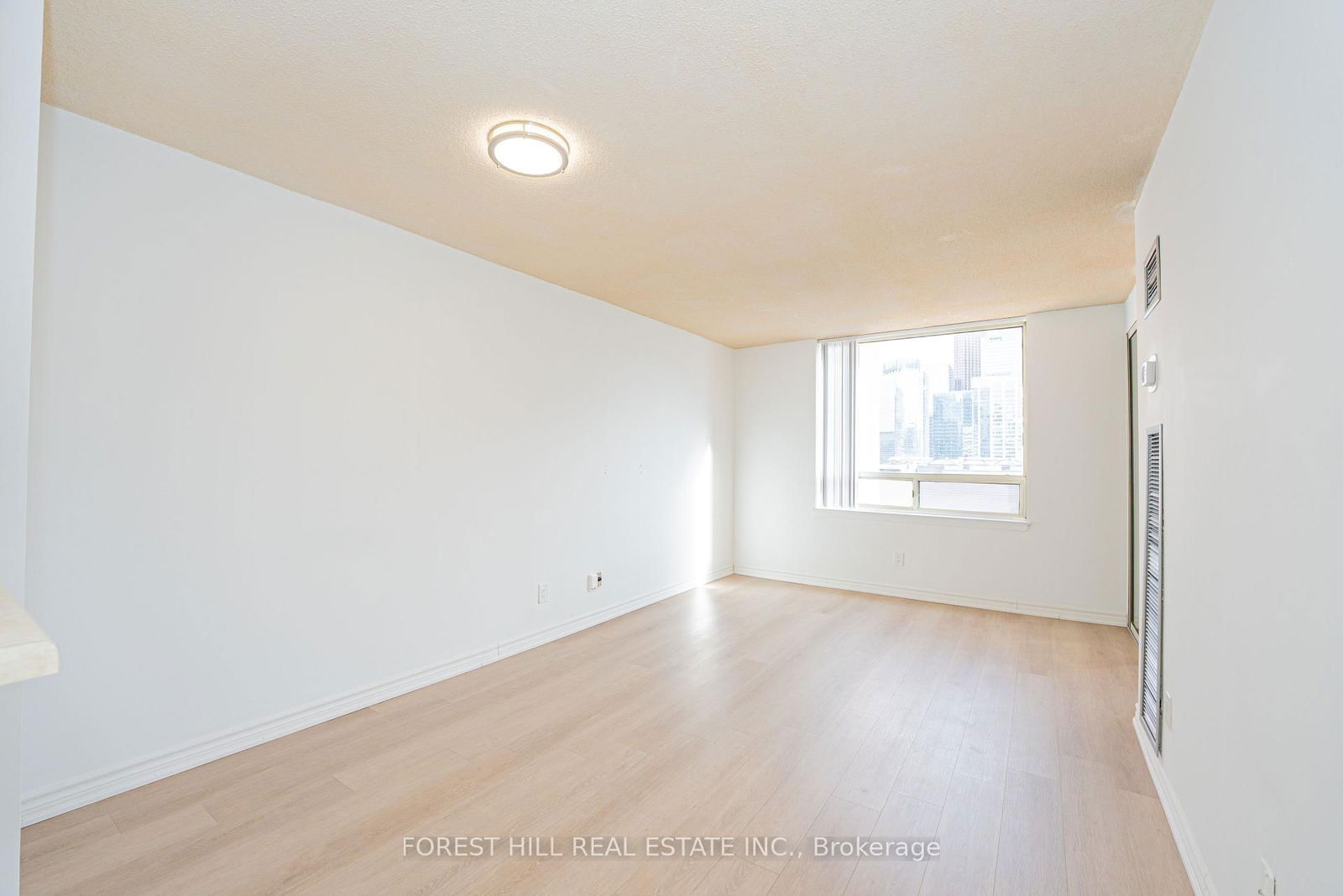 633 Bay St, unit 2212 for rent