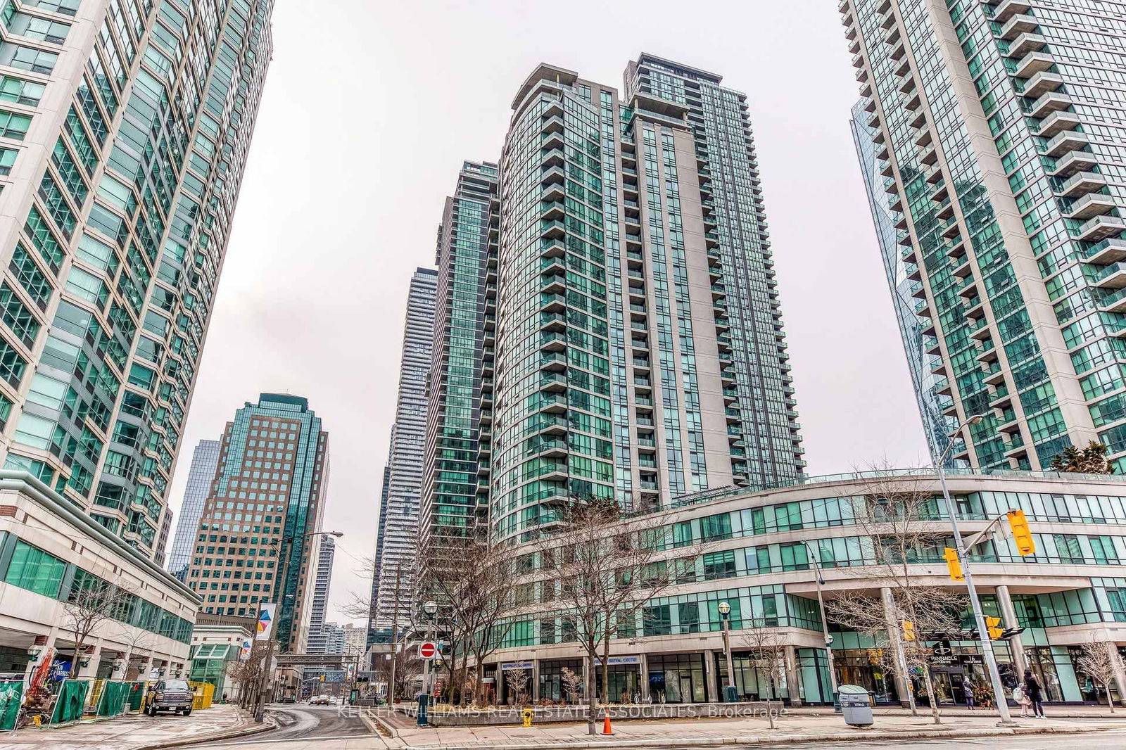 12 Yonge St, unit 904 for rent