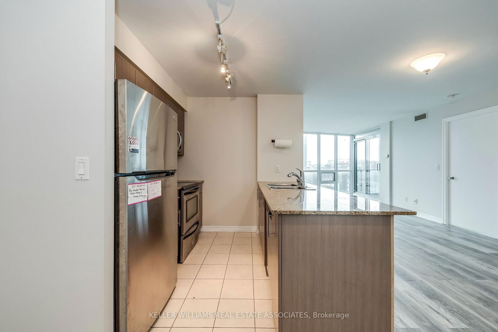 12 Yonge St, unit 904 for rent