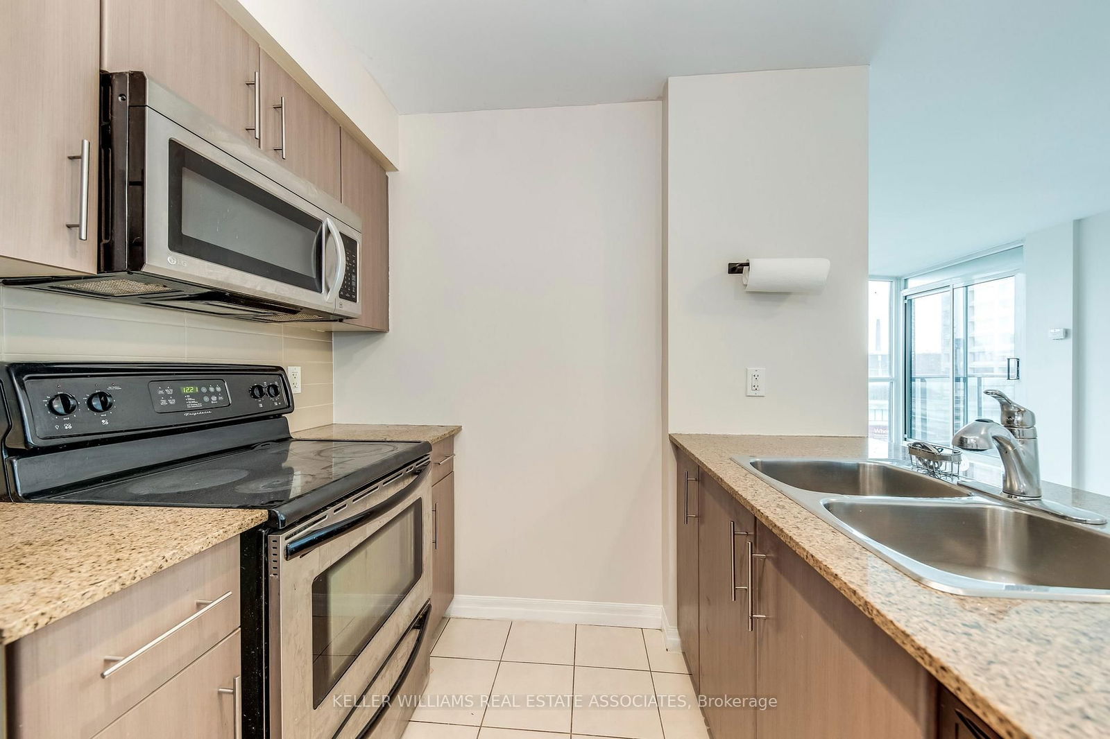 12 Yonge St, unit 904 for rent