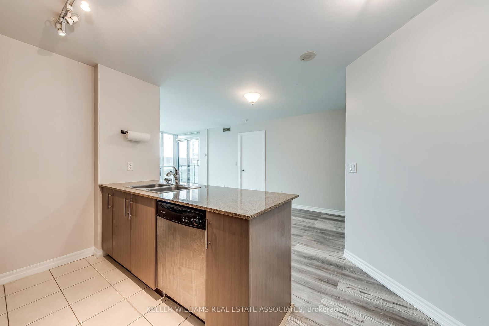 12 Yonge St, unit 904 for rent