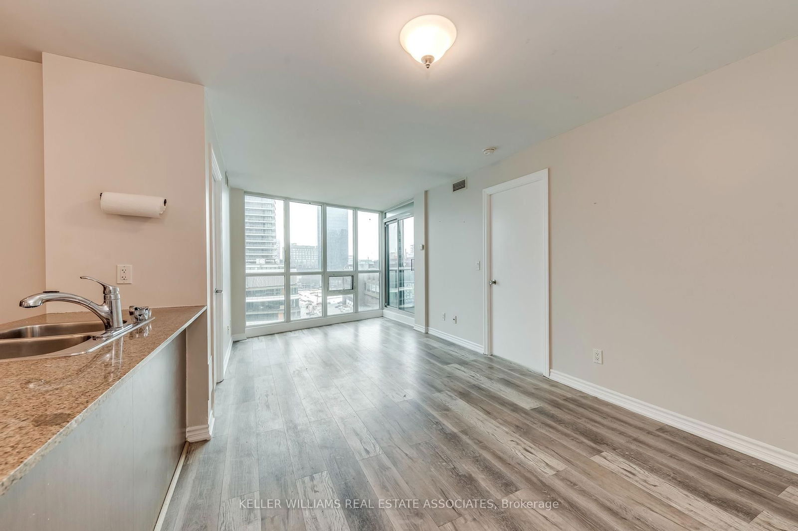 12 Yonge St, unit 904 for rent