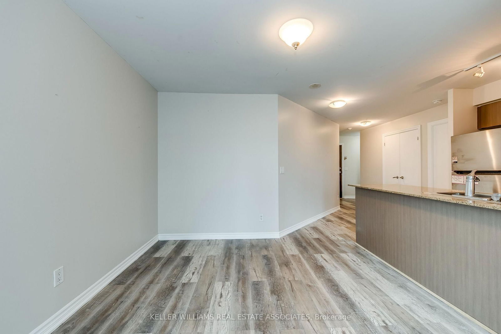 12 Yonge St, unit 904 for rent