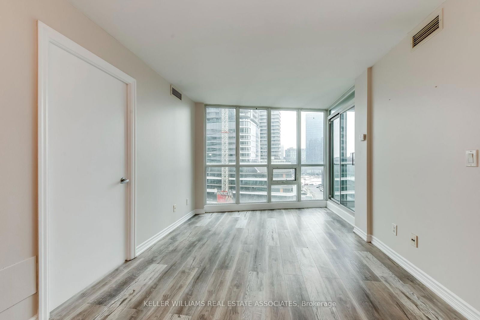 12 Yonge St, unit 904 for rent