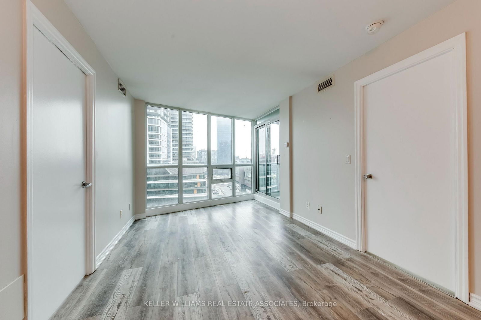 12 Yonge St, unit 904 for rent