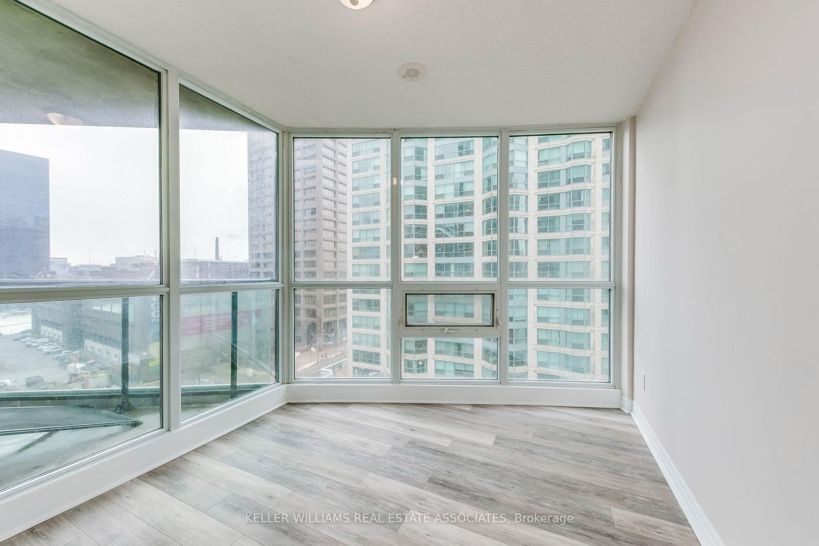 12 Yonge St, unit 904 for rent