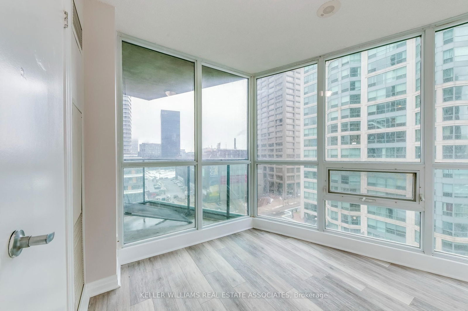 12 Yonge St, unit 904 for rent