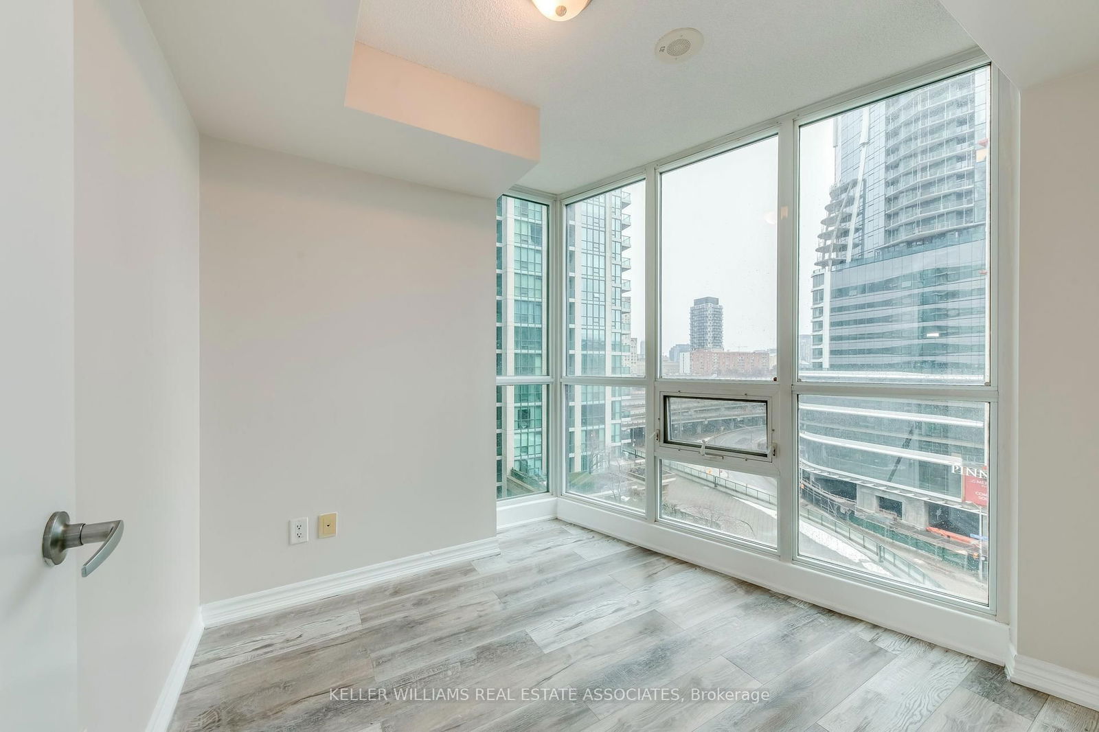 12 Yonge St, unit 904 for rent