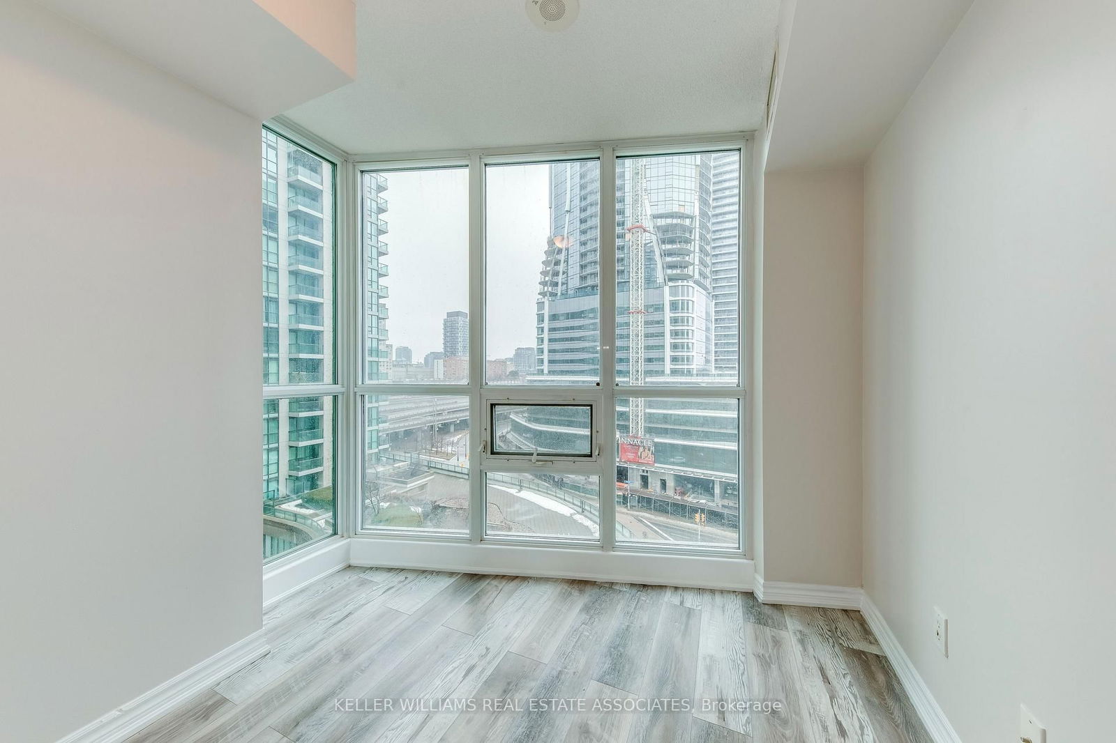 12 Yonge St, unit 904 for rent