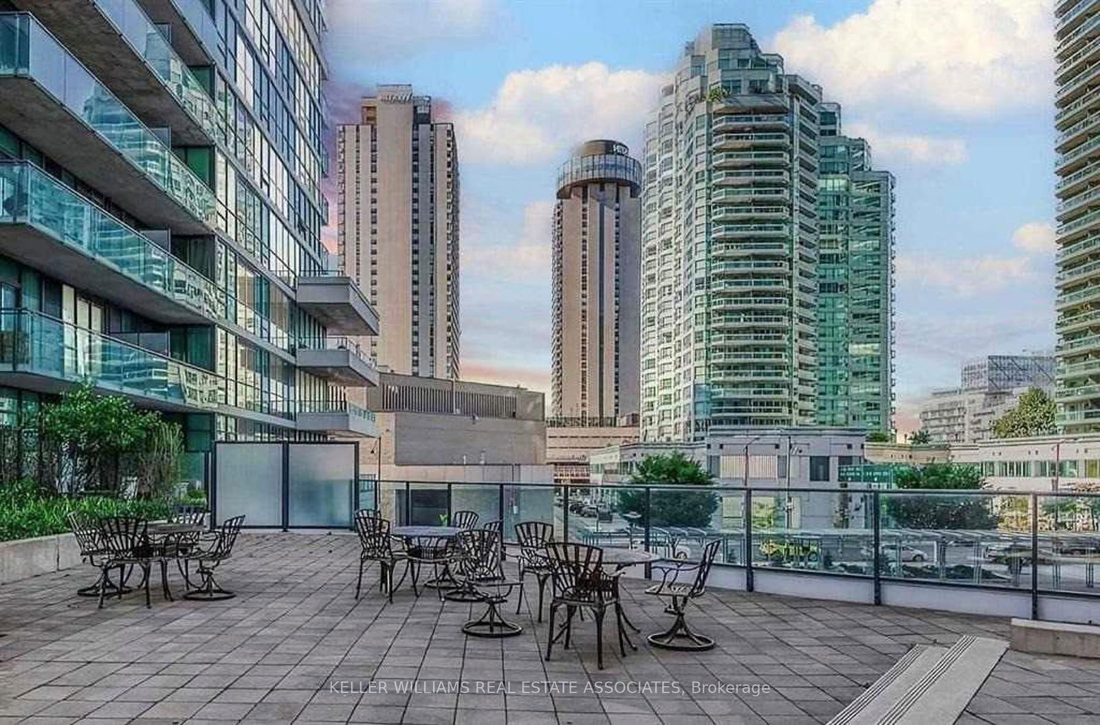 12 Yonge St, unit 904 for rent