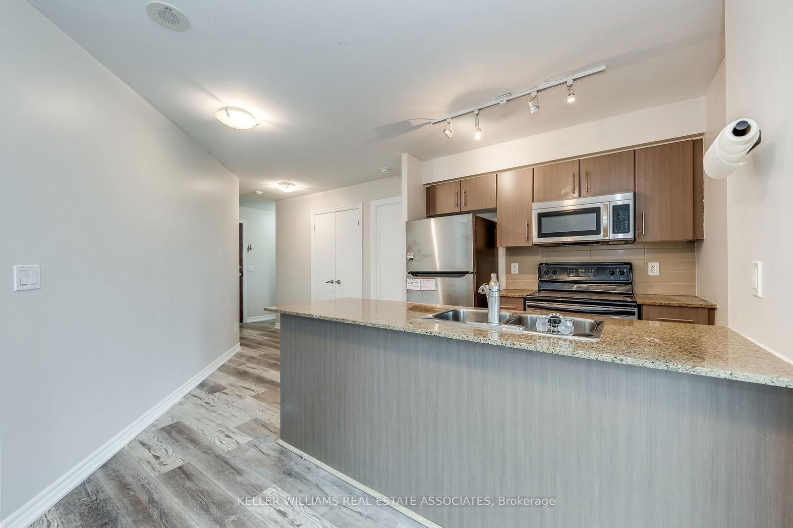 12 Yonge St, unit 904 for rent