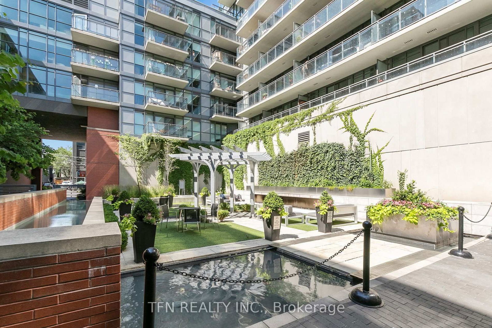 775 King St W, unit 906 for sale