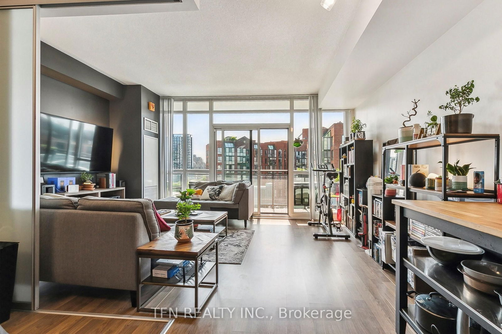 775 King St W, unit 906 for sale