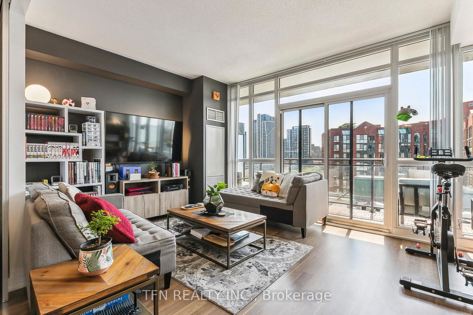 775 King St W, unit 906 for sale