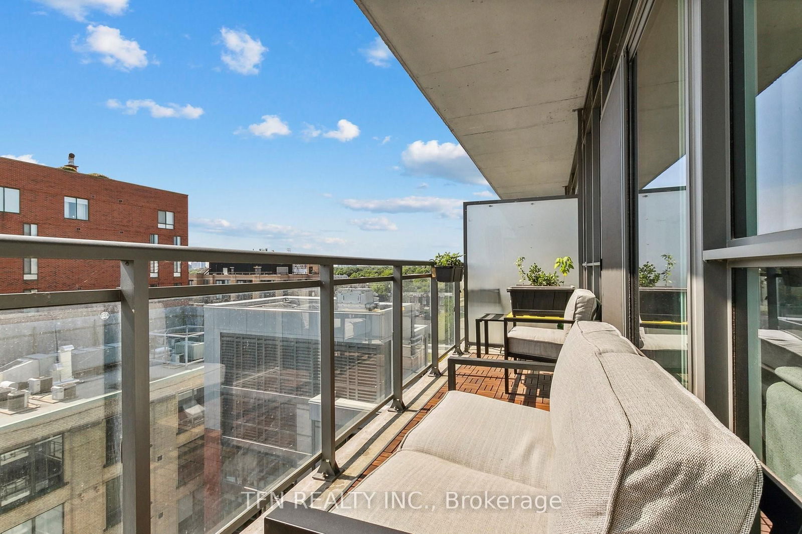 775 King St W, unit 906 for sale