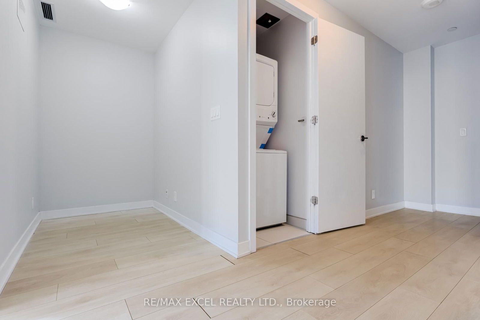 2221 Yonge St, unit 2911 for sale