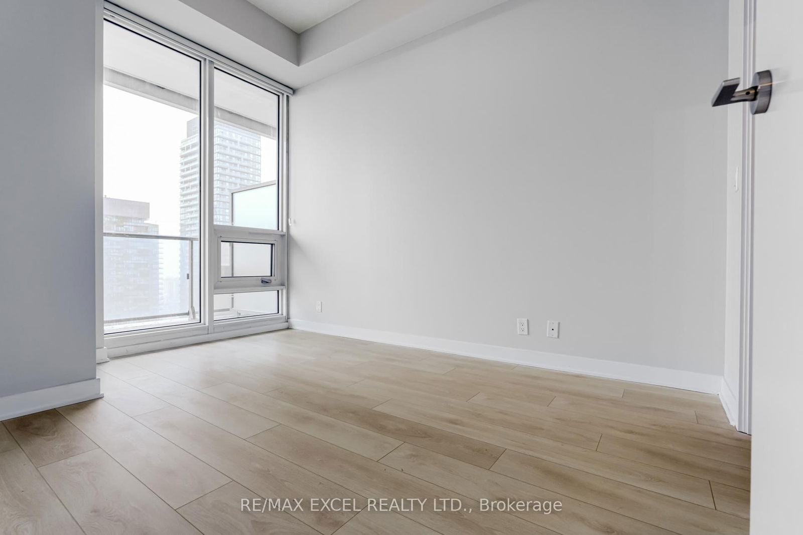 2221 Yonge St, unit 2911 for sale