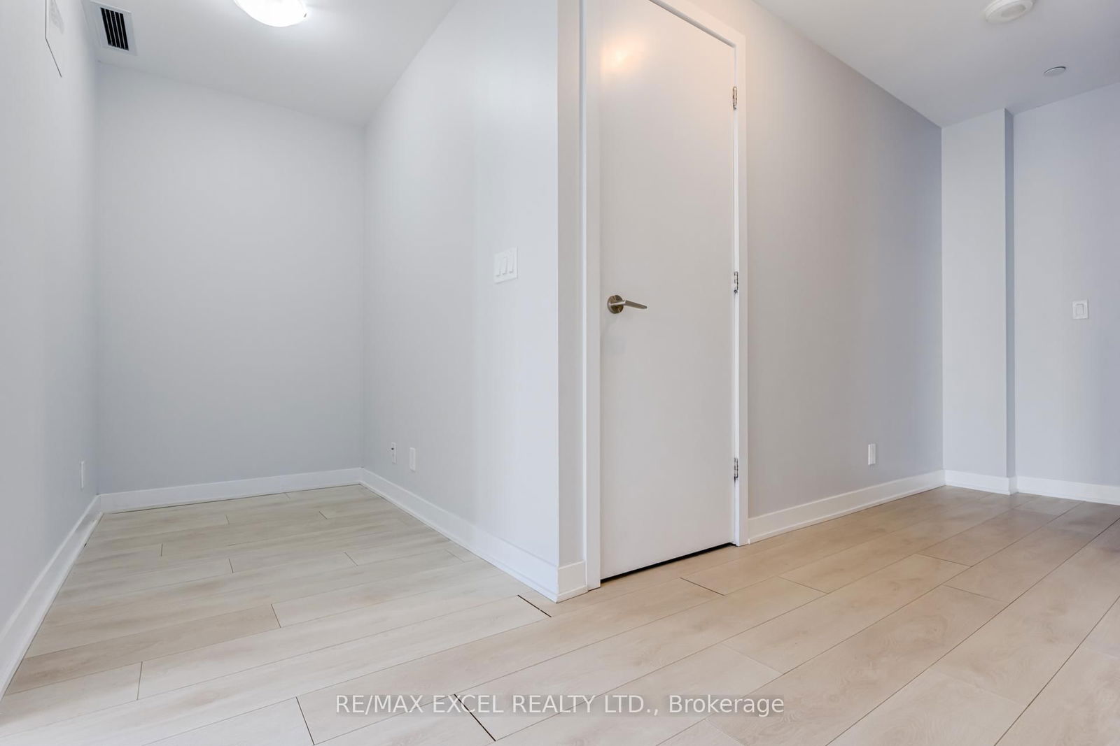 2221 Yonge St, unit 2911 for sale