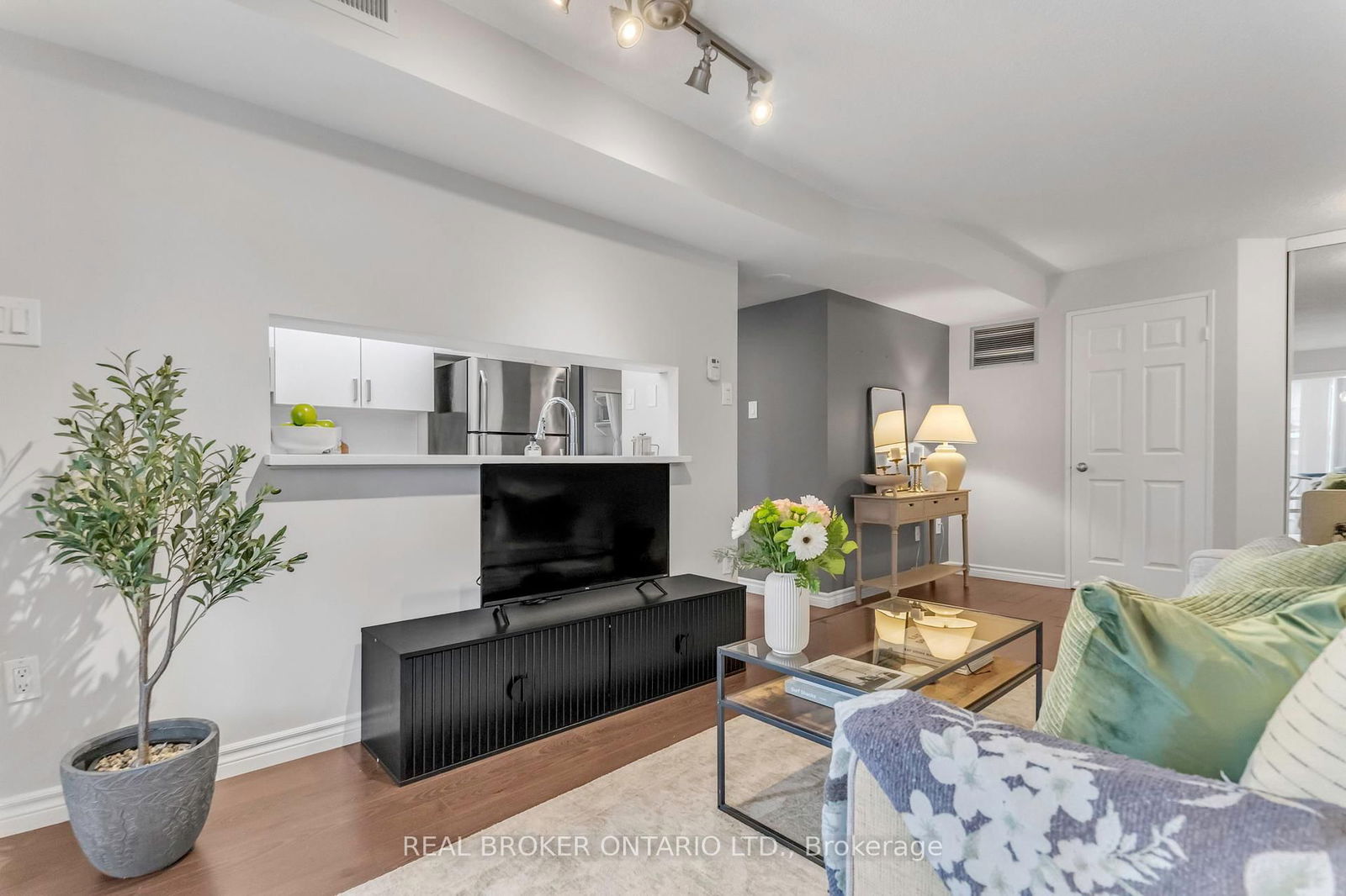 725 King St W, unit 213 for sale