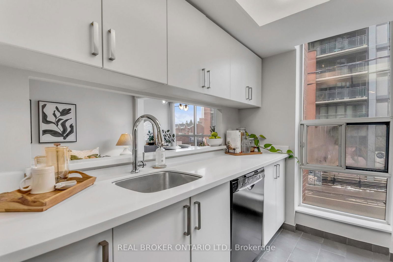 725 King St W, unit 213 for sale