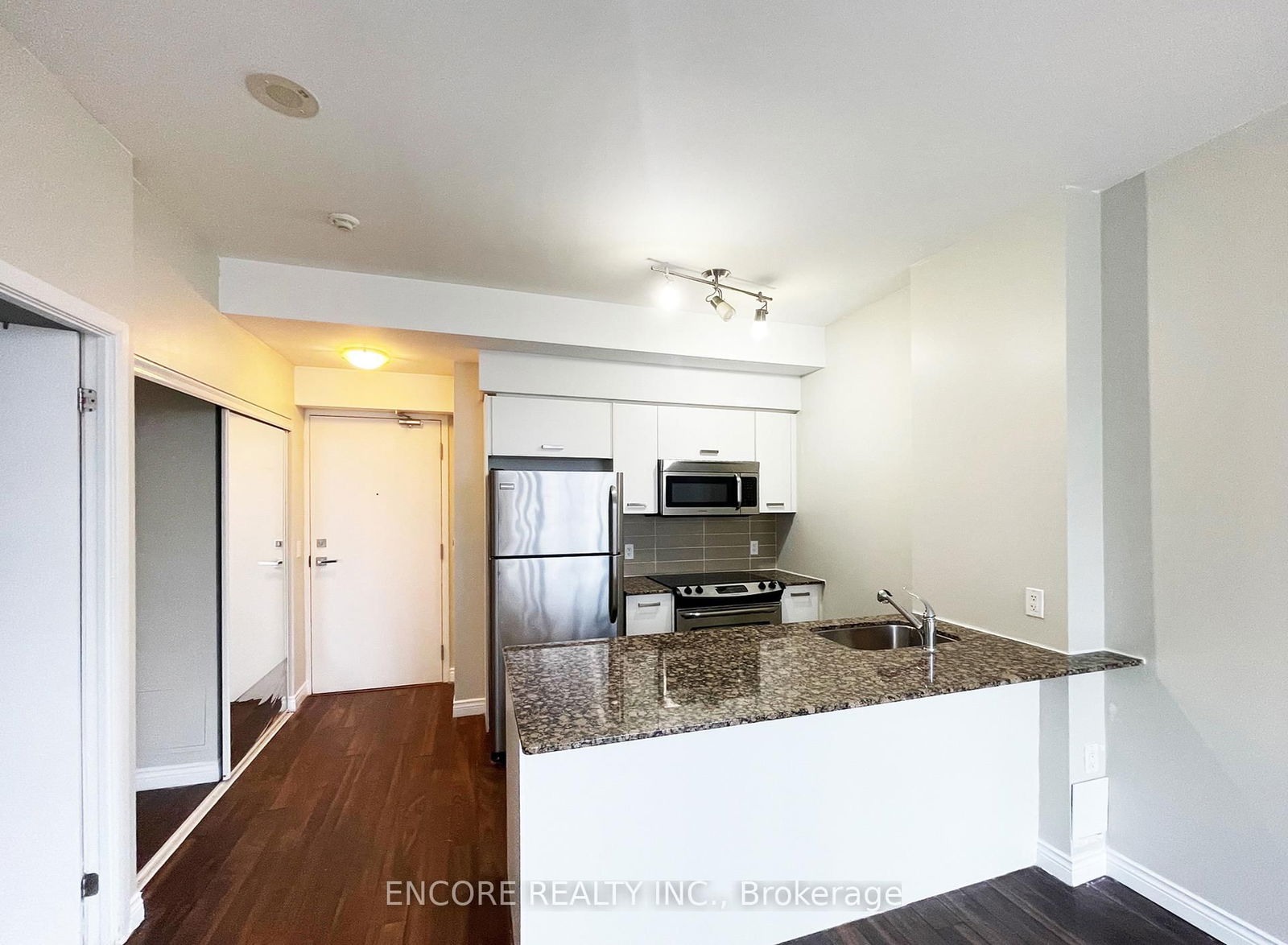 832 Bay St, unit 404 for rent