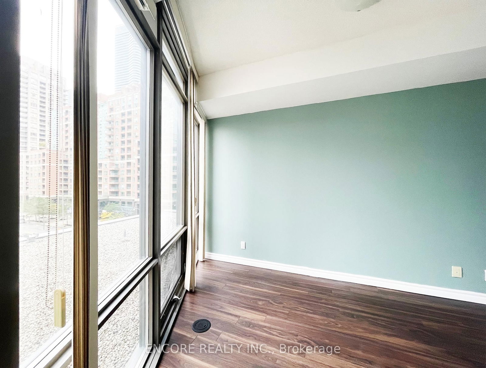 832 Bay St, unit 404 for rent