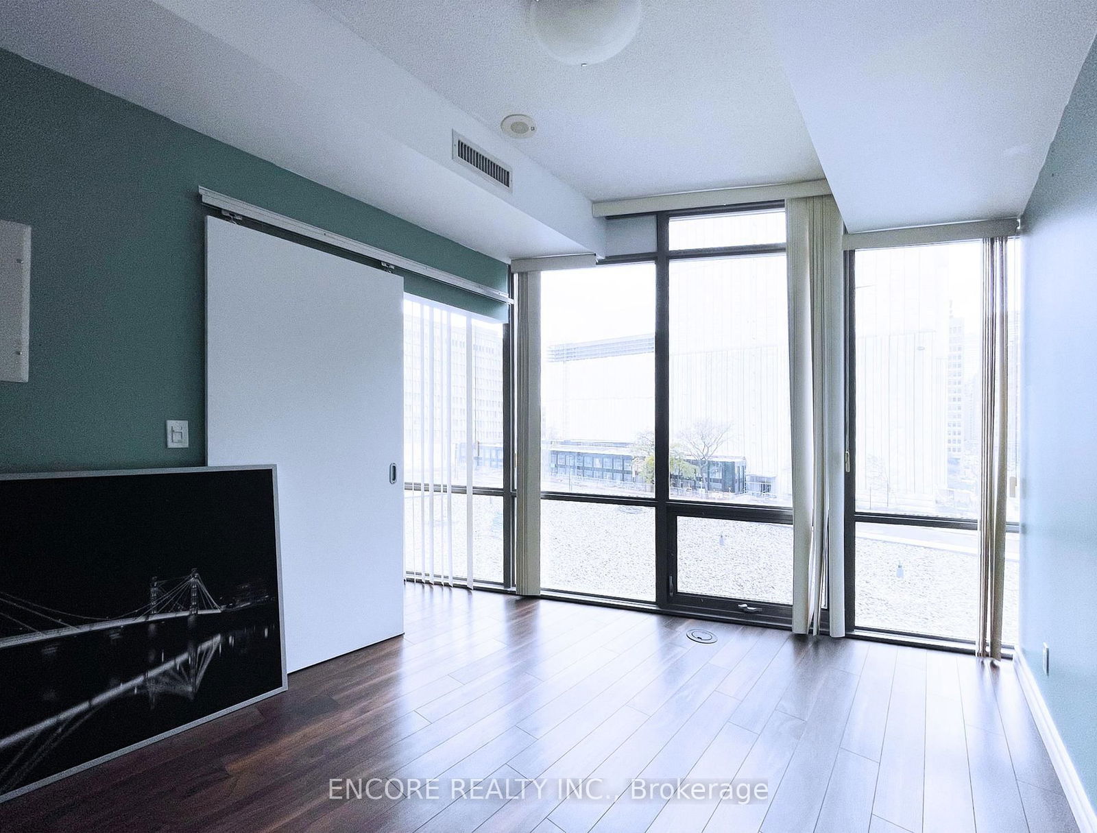 832 Bay St, unit 404 for rent