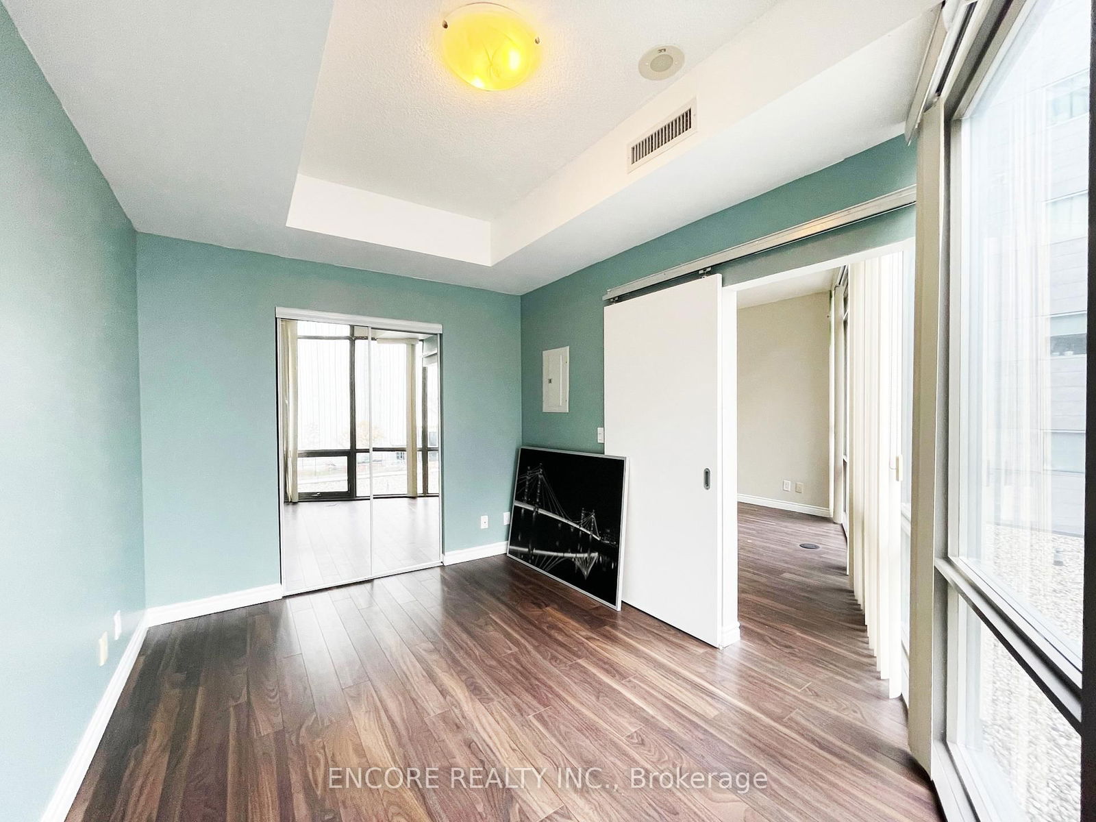 832 Bay St, unit 404 for rent