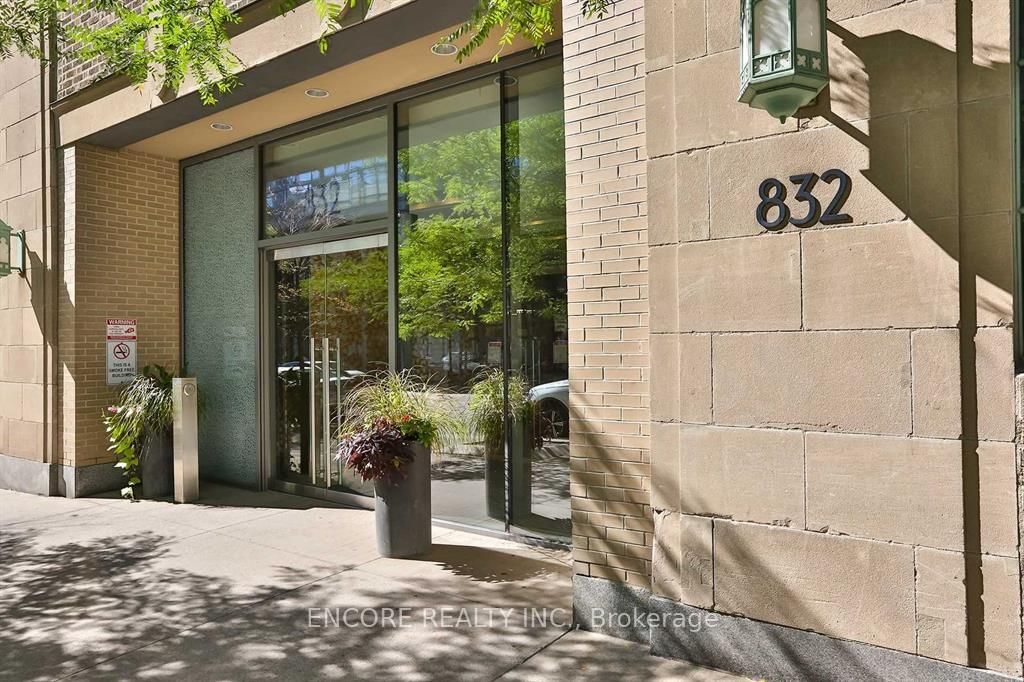 832 Bay St, unit 404 for rent