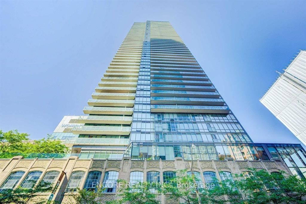 832 Bay St, unit 404 for rent