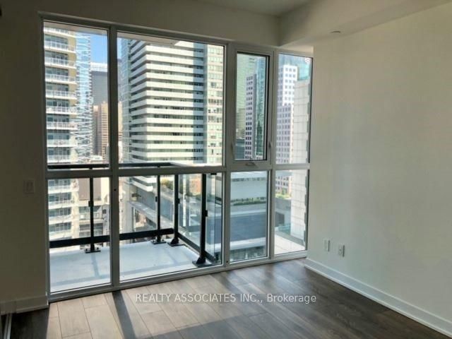 87 Peter St, unit 1712 for rent