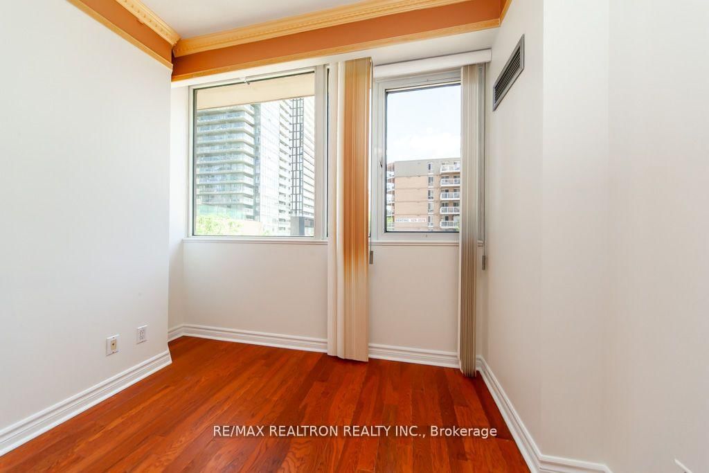 555 Yonge St, unit #309 for sale