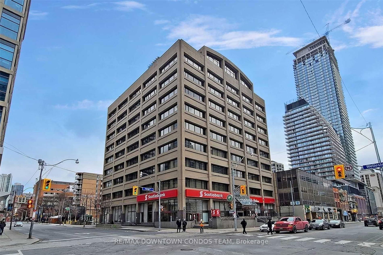 555 Yonge St, unit 806 for rent